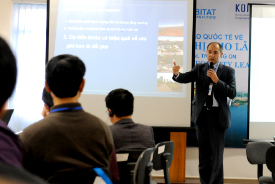 Mr. Pablo Vaggione, author of the book Urban Planning for City Leaders, giving lecture